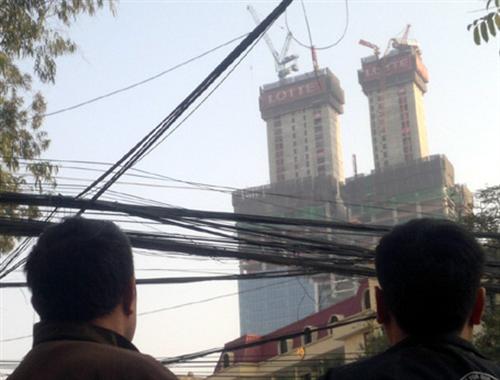Gãy cẩu tháp ở tòa nhà 70 tầng, hàng trăm người hoảng loạn