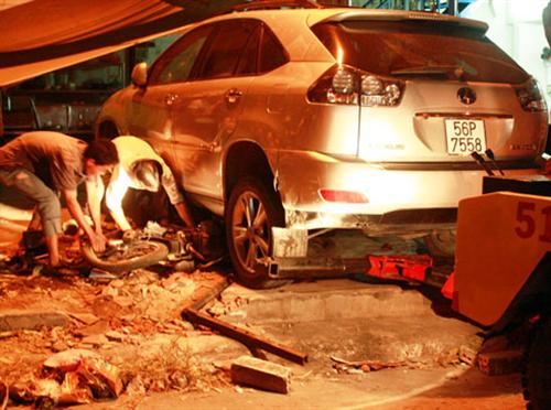 Lexus cuốn 2 cha con bé gái vào gầm