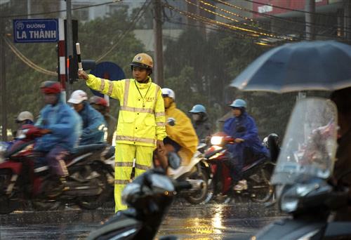 Mới bắt đầu mưa rét, người Hà Nội đã... ngán