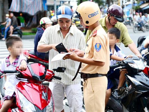 Không phạt người đi xe vì lỗi đội mũ bảo hiểm “dỏm”