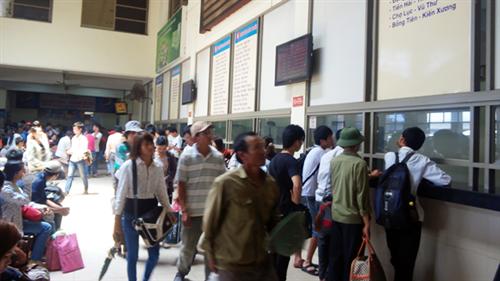 Tàu xe cháy vé, máy bay tăng tải