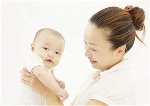 Giúp trẻ hết nấc