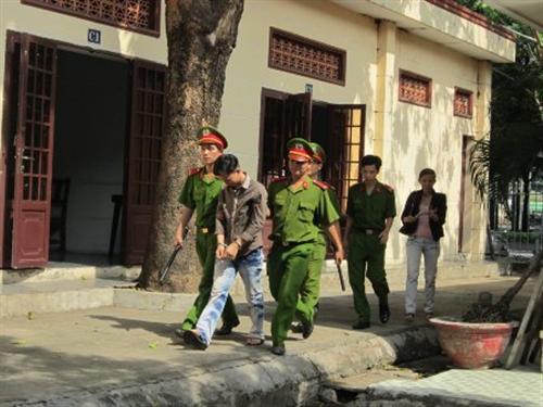 Tù 5 năm vì… rủ bé gái vào phòng ngủ