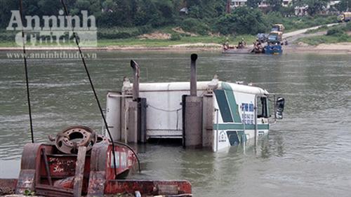 Qua sông bằng phà, xe container lao thẳng xuống sông