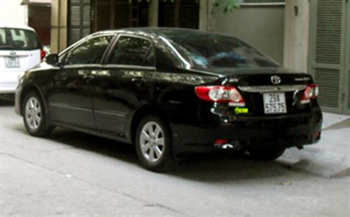 Hà Nội: Để chìa khóa trên ô tô, suýt mất cả xe lẫn con trai