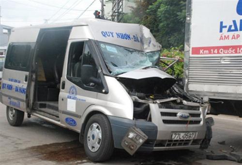 Xe khách chở 20 sĩ tử tông xe tải, một số người bị thương