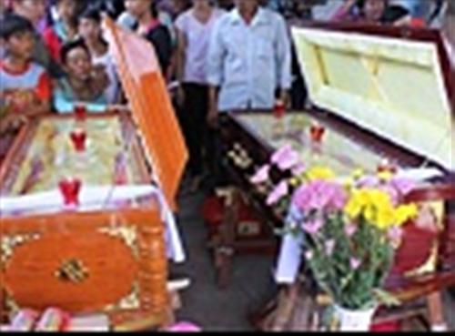 Xót xa lễ tang 2 bé song sinh bị con nghiện sát hại