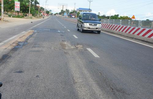 Quốc lộ 2.800 tỷ đồng vừa khánh thành đã lún, nứt