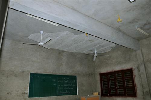 Vữa trần lớp học rơi, cô giáo và 3 học sinh lớp 1 nhập viện
