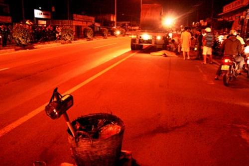 Tông vào đuôi xe container, cụ ông chết thảm