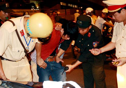 Hà Nội: “Thủ” 4 khẩu súng bút đưa bạn gái dạo phố