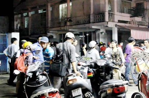 Hàng trăm phương tiện phải “dắt bộ” do dính xăng bẩn