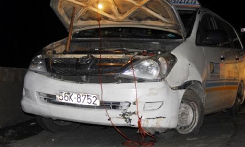 Nghi cán phải đinh, taxi nổ 3 bánh, đâm vào giải phân cách