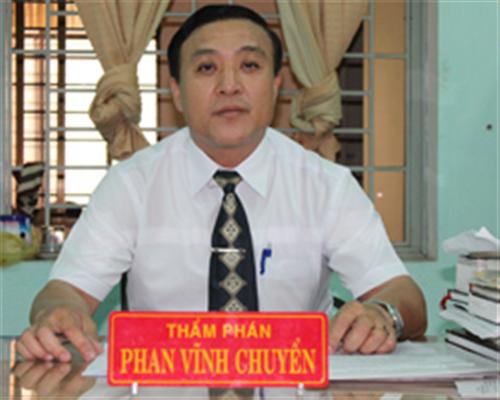 Trốn trong tủ áo rình vợ ngoại tình
