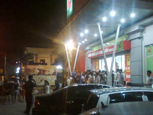 Mắc kẹt hơn 30 phút trong thang cuốn siêu thị BigC