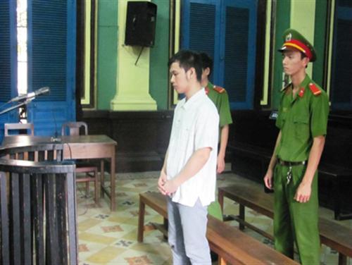 Bỏ thuốc kích dục vào sữa cho bạn gái nhí uống rồi… hiếp dâm