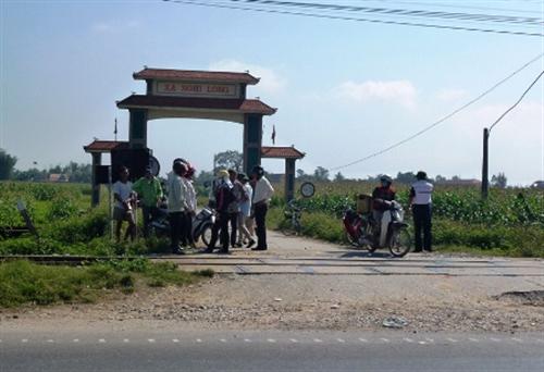 Băng qua đường sắt, một thanh niên bị tàu đâm nguy kịch