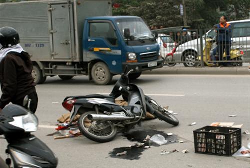 Vợ chết, chồng nguy kịch vì bị xe trộn bê tông chèn qua