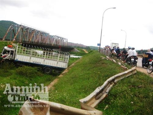 Xe tải mất lái lao xuống vệ sông, tài xế ngủ gật thoát chết hi hữu