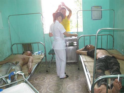 Hàng trăm người vây đánh 2 thanh niên trộm tiền