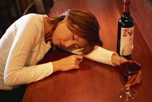 Uống rượu dễ bị rung nhĩ 