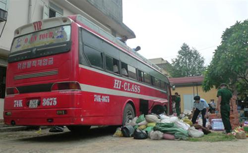Xe chở hàng lậu lao thẳng vào cảnh sát giao thông