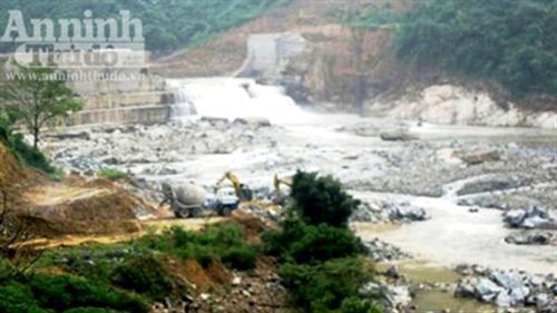 Quảng Trị: Vỡ đập chắn thủy điện Đakrông III