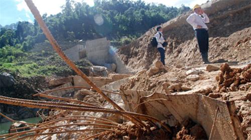 “Xe ben đụng vỡ... đập thủy điện!”