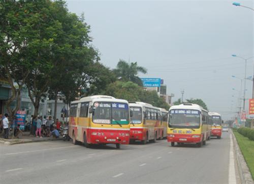 Hàng chục xe buýt “bịt” đường giao thông trong 4 giờ liên tiếp