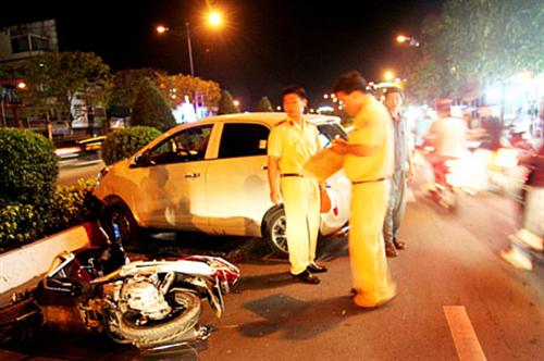 “Ma men” lái ô tô hất tung xe máy, một người nguy kịch