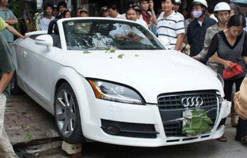 Xe hạng sang Audi bất ngờ “lao” vỉa hè, đâm gãy cột điện