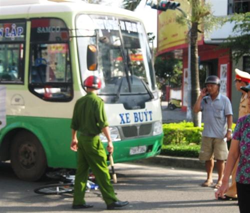 Nữ Việt kiều bị xe buýt cán nát chân khi đang dạo phố