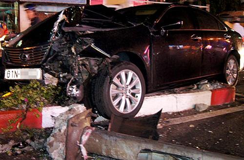 Thiếu gia lái Lexus húc đổ cột đèn