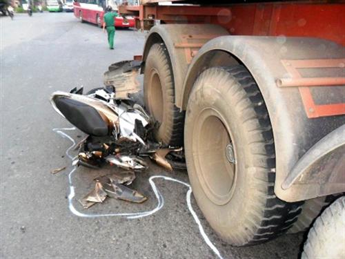 Ba mẹ con thoát chết may mắn dưới bánh xe container