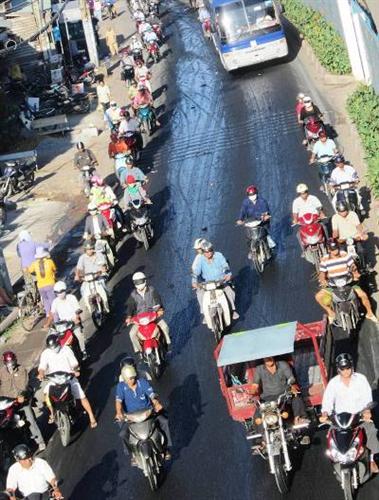 TP.HCM: Bùn sình hôi thối 'nhuộm đen' quốc lộ 1A