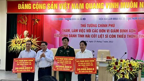 Thủ tướng Chính phủ Phạm Minh Chính thăm, làm việc với các đơn vị giám định ADN, xác định danh tính hài cốt liệt sĩ còn thiếu thông tin