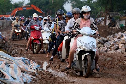 Lội bùn, bắc cầu qua mương để né đường tắc ở Hà Nội